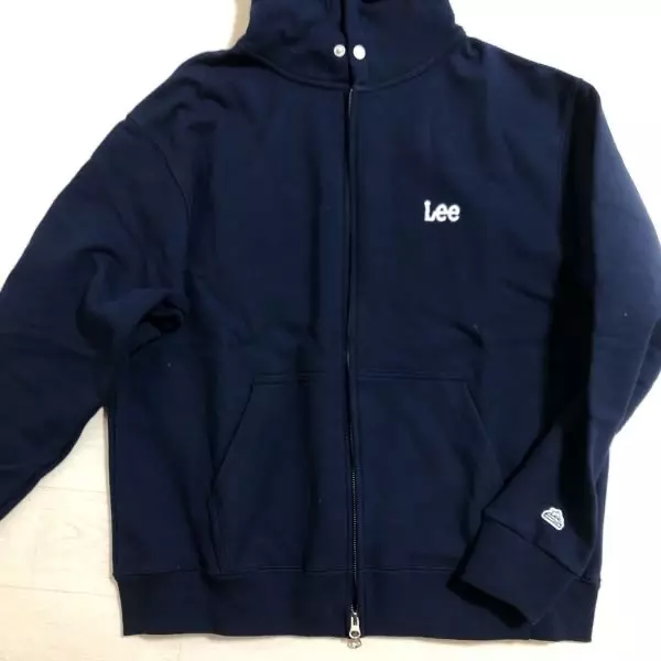 무난하게 입을 수 있을 것 같긴해요. 목부분에 줄이 없어서 만족스럽습니다.