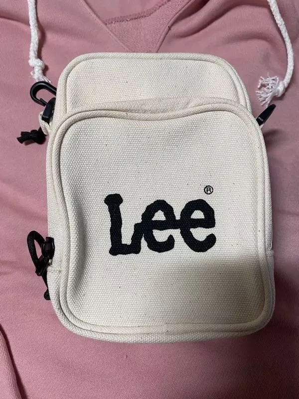 가방이 엄청 작아요!그래서 더 귀여움..!짐 적을때 가볍게 들고 다니기 좋아요!핸드폰,