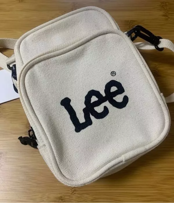 일단 수납공간이 넉넉하고 굉장히 귀엽습니다 ㅎㅎ 다만 가방에 주둥이가 잘안열려서 물