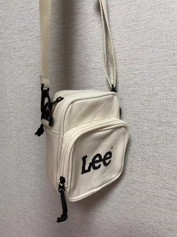 진짜 실물 너무 귀엽고 수납공간 핸드폰 지갑 에어팟 이것저것 다 넣어도 완전 넉넉해요