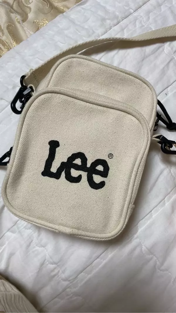 예뻐요 생각보다 작지만 많이 들어가고 수납공간 많아서 만족해요 ㅎㅎ