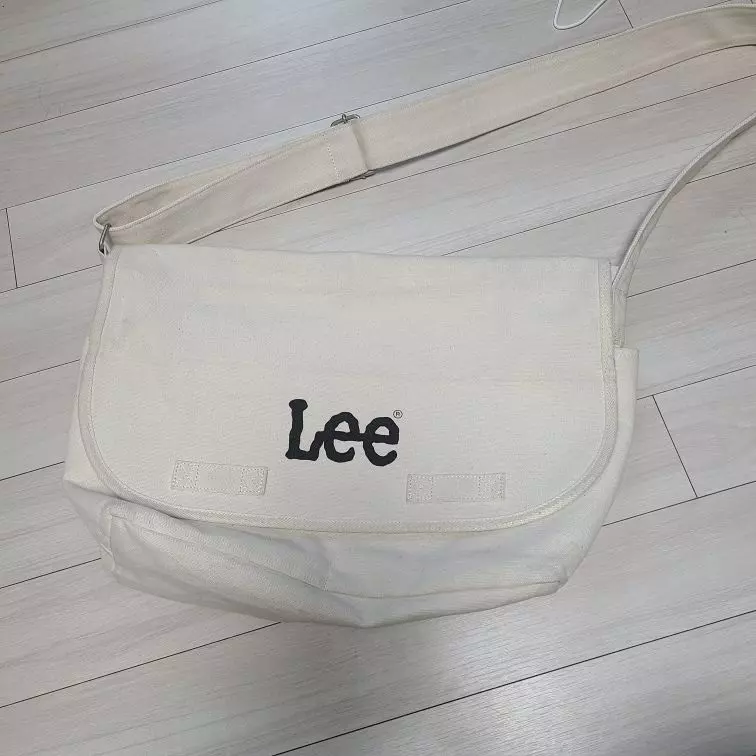 수납공간 넉넉하고 색도 깔끔한 아이보리색 잘산듯