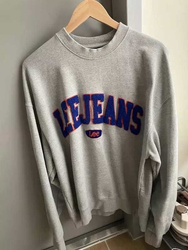 아주 넉넉하고 핏이 예쁩니당 아무 옷에나 다 잘어울려료