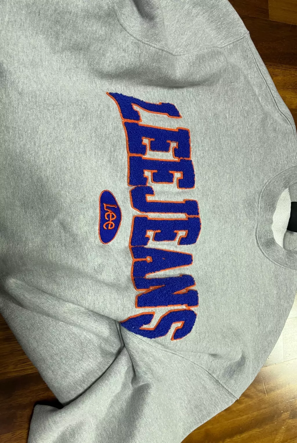 검정색이랑 같이 구입했어요. 색상 디자인 모두 마음에 들어요