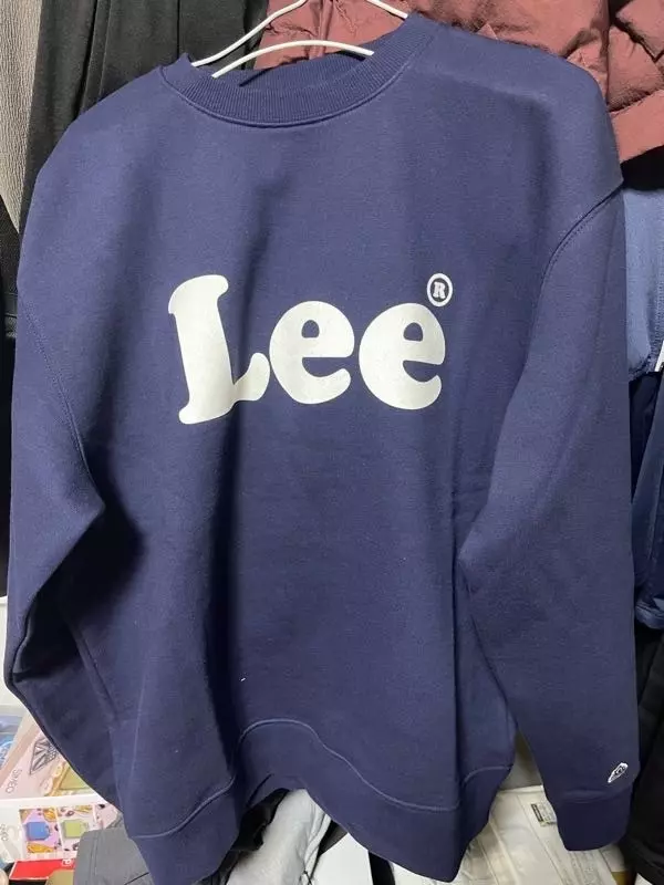 커플티 하려 주문했는데 여자친구는 s 도 살짝 크긴하지만 이뻐요!