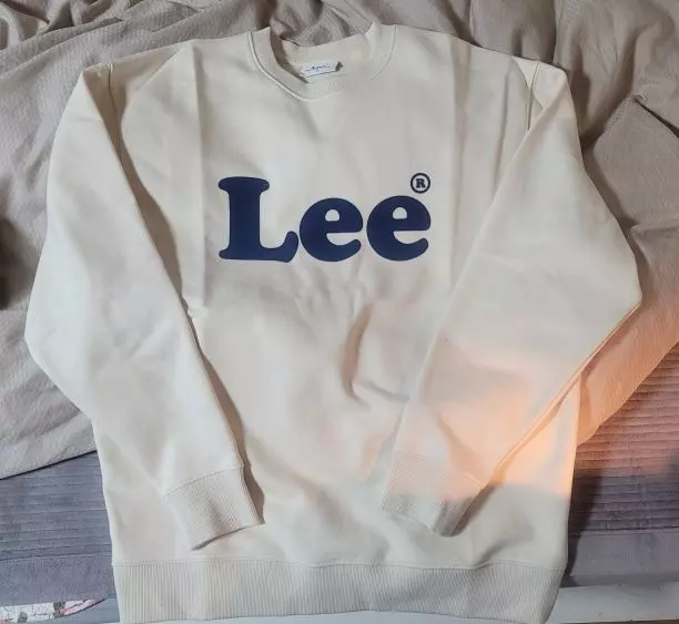 베이지색 맨투맨 필요해서 샀는데 이쁘네요 :)기모는 없어요