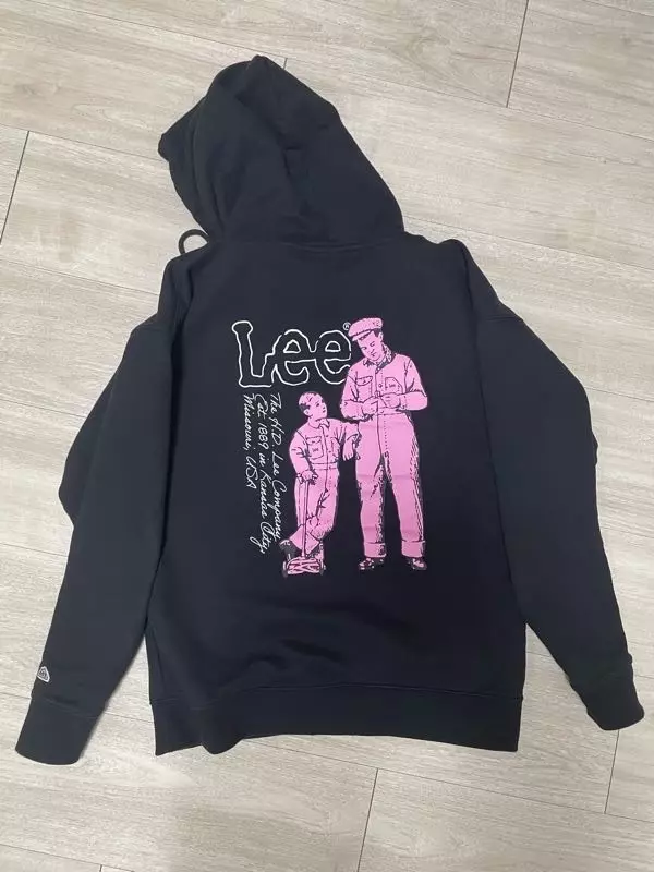 뒷면 프린팅이 포인트 주기 좋고 핏도 예뻐서 잘 입어져요 굳굳