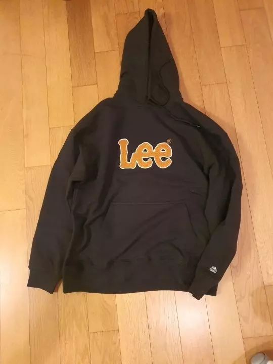 품은 넓은데 기장이 길지 않아서 좋아요 가운데 로고도 이뻐요