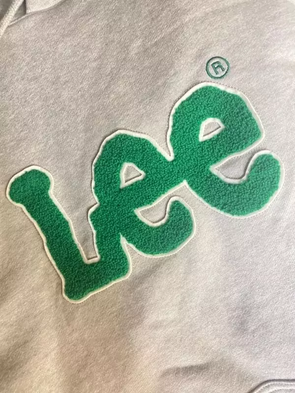 이쁜데 살짝 무겁고 얇아야 겨울엔 패딩이나 자켓에 껴 입어야 될 것 같아요