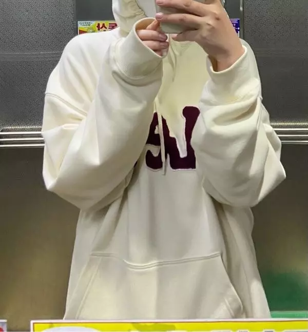 품이 좀 커서 걱정했는데 한번 빨고나니까 살짝 줄어서 적당한 오버핏된거같아용 잘 입