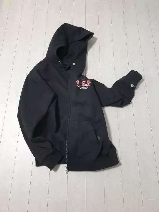 두께감도 있고 소재도 톡톡하니 좋아요후드에 끈없이 버튼으로 되어 있는것도 이쁘네요