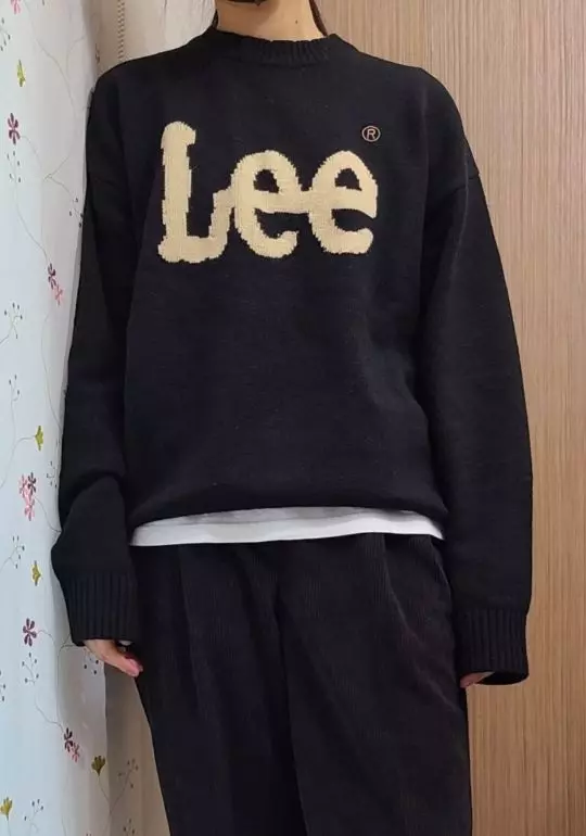 살짝 까슬거리는 느낌이 있어 아쉽지만 니트 조직도 좋고 디자인도 예쁩니다.