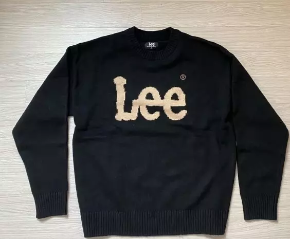 좋다 먼가 니트에 로고 있는 게 맘에 들어요막 부들부들하진 않지만 걍 좋아요 따뜻함