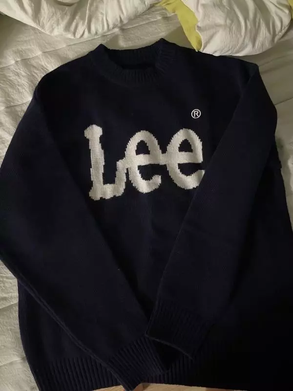 역시 남녀공용이라 s사이즈여도 그런지 제 몸에 딱 맞진 않지만 아방한 핏으로 예쁘게 