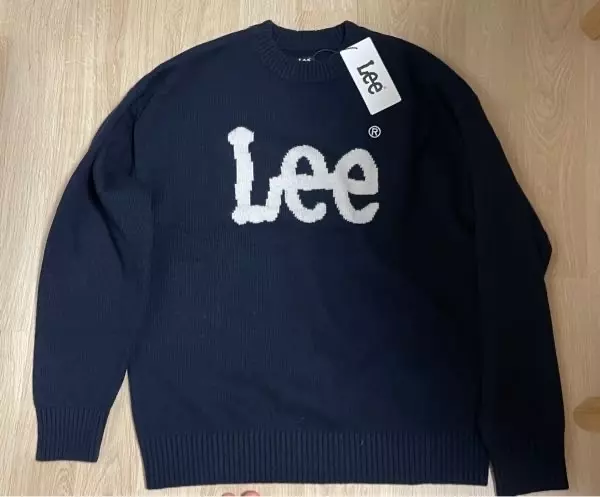 좋아요 이쁘고 핏도 오버로 잘 맞아요 근데 재질이 따갑긴합니다