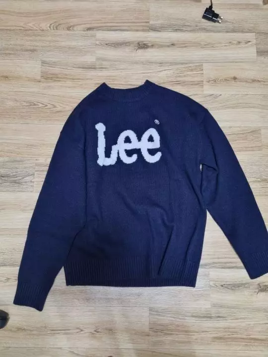 사진과는 달리 굉장히 이쁩니다.이너로 안입어도 될만큼 부드럽고 따뜻해요