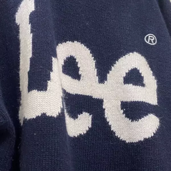 네이비색 진심 예뻐요 조금 거칠어서 안에 티셔츠 입고 입으면 좋을 것 같아요