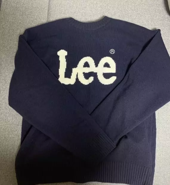 와 엄청 오래 걸려서 받았네요 실측보다 많이 큰 것 같네요 그냥 입으려구요