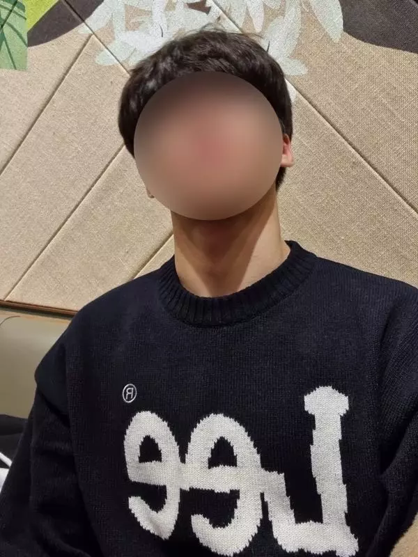 남친 선물로 사줫는데 너무 이쁘네요 ㅎㅎ포인트로 입기에 너무 좋습니다!!