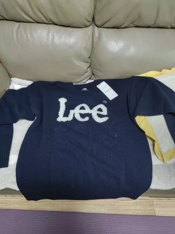 리 니트 기본적인 로고플레이인데, 깔끔하게 입기에는 더 없이 좋음!