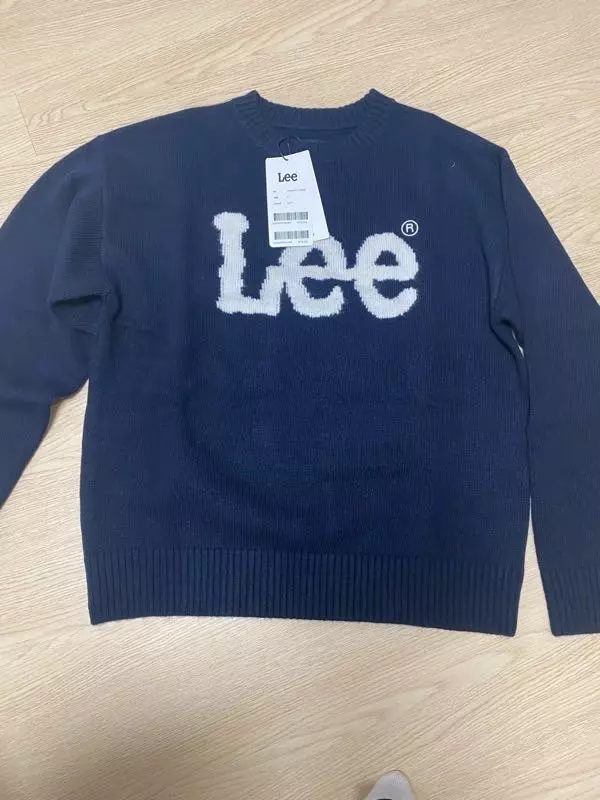 작고 뚱뚱한데 리 브랜드옷은 s사이즈 입어요 ㅎㅎ 딱 엉덩이 반정도 덮어서 부담없어요