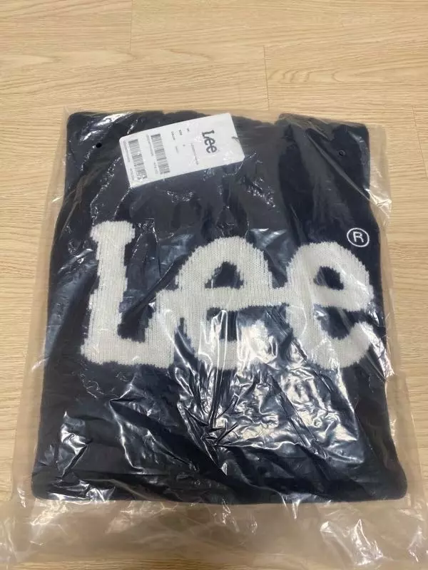 작고 뚱뚱한데 리 브랜드옷은 s사이즈 입어요 ㅎㅎ 딱 엉덩이 반정도 덮어서 부담없어요