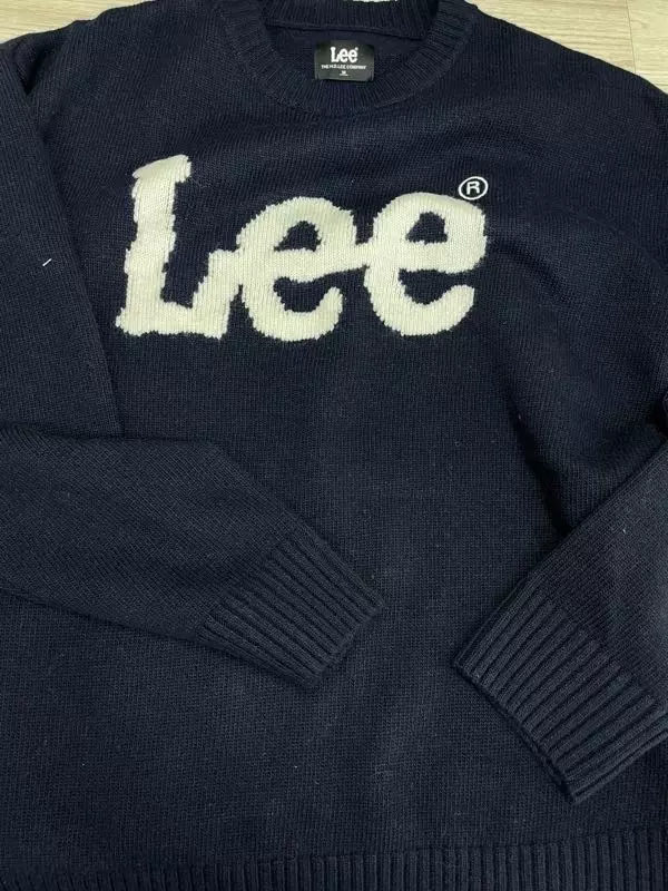 네이비색에 흰로고 있으니 너무 이쁘네요 촉감이 약간 거칠긴하지만 안에 이너입으면 괜