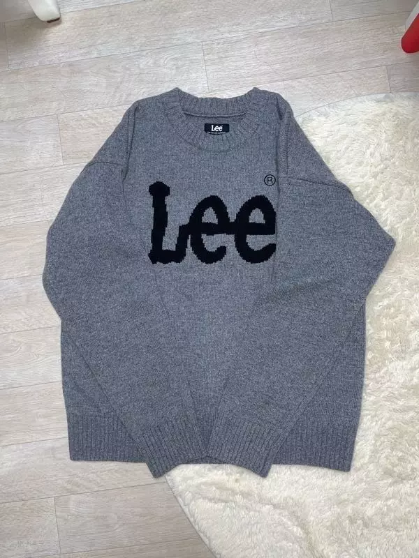 M으로 주문했다가 다시 S로 주문해서 받았는데 다행히 잘 맞아요 M 했으면 컸을 것 같아