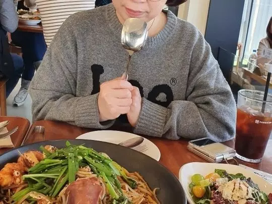 요즘 입기 딱 좋고 스타일,색상 전부 맘에 듭니다~다른 색상도 눈여겨 보고 있습니다