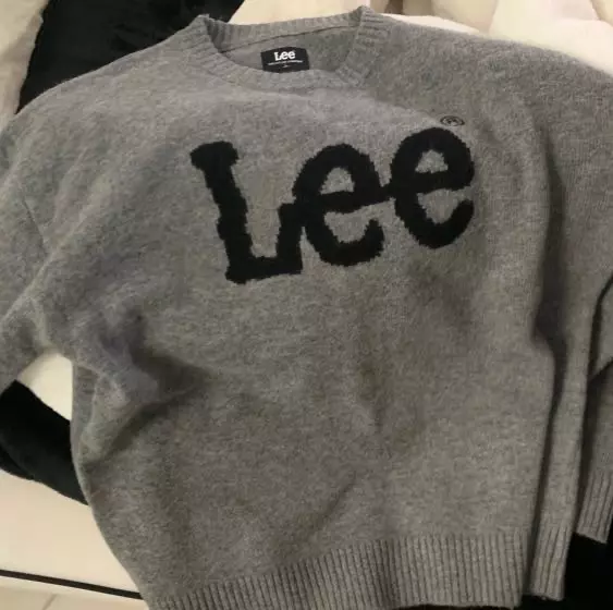 생각보다 예쁘고 낙낙한 핏이에요! 딱 맞게 입고 싶으면 s사이즈 추천 !