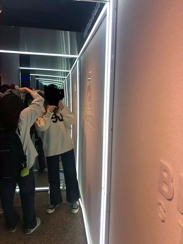 168기준 엉덩이 덮고 거칠어서 꼭 안에 티 하나 입고 입어야 할거 같아요!! 그래도 이뻐