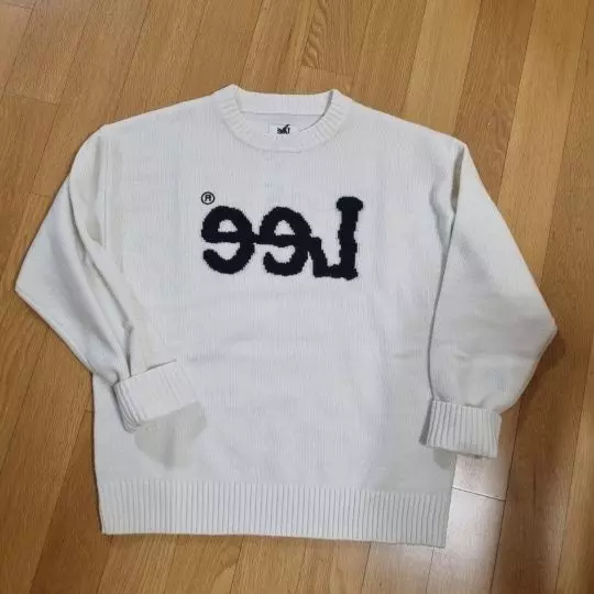 젤작은 사이즈 샀는데도  박시하네요.조금거칠어서 안에 이너티 입어야겠어요.