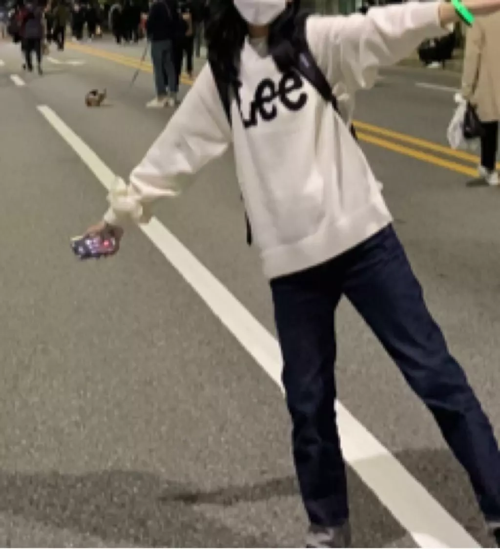 예뻐요 두꺼운데 좀 거칠어요 안에 뭘 많이 받쳐입어야할듯