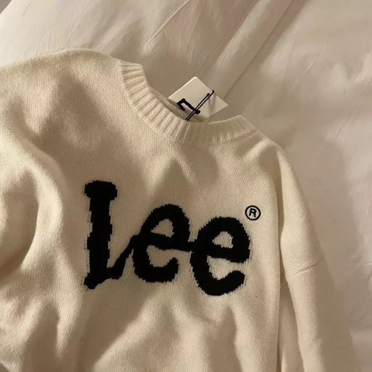 선물용으로 구매했는데 색감이 되게 마음에 들고 입었을때 포인트되는게 마음에 듭니다