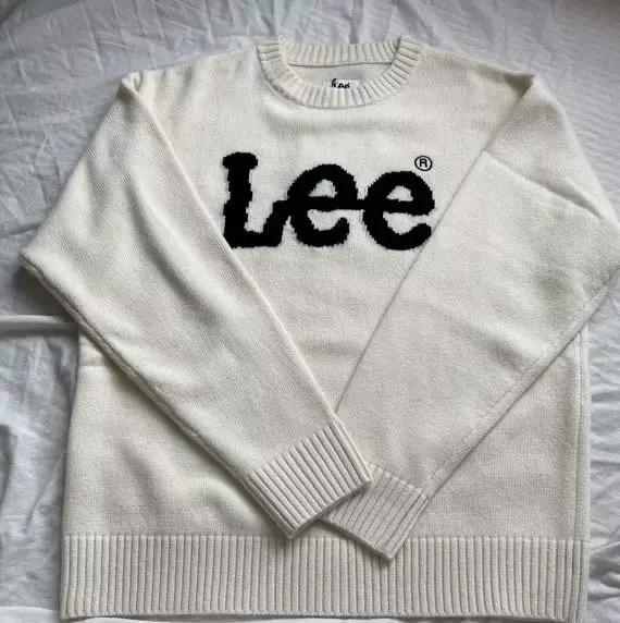 핏이 제가 입었던 니트 중에 제일 마음에 들고 디자인도 넘 예쁘네요 하얀색 하의랑 매