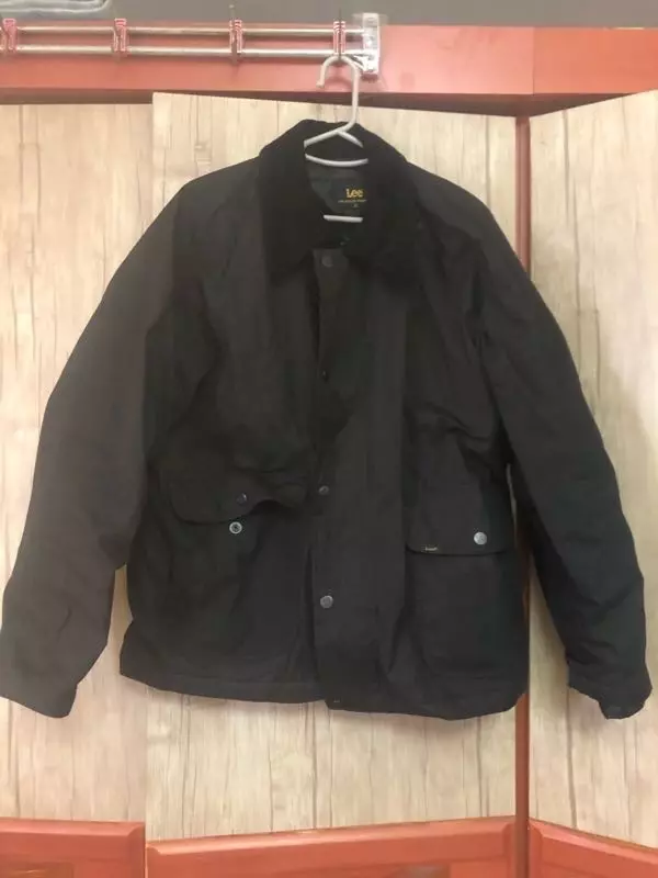 재질도 마음에 들고 기장이나 모든면이 만족스럽네요 다만 이제 조금 더워져서 못입는게