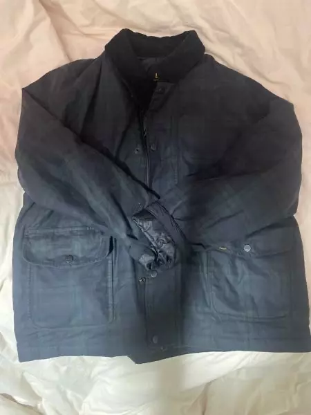 색은 사진 보다 더 어두워요! 첨에 냄새 쪼꼼 나는데 괜찮구요! 맘에 들어서 데일리로 