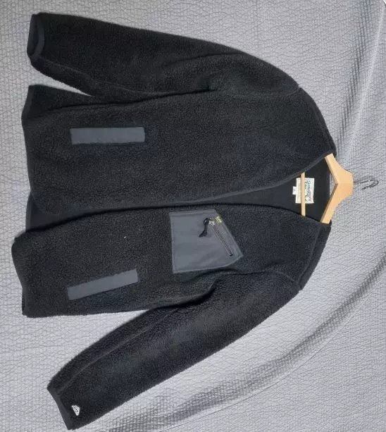 생각보다 따뜻하고 카라가 없어서 더 편하게 입을 수 있는 것 같아요