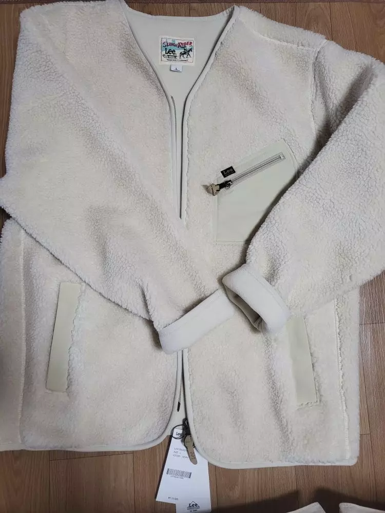 어깨가 내려온스탈이라 소매가길긴하지만 접어서 귀엽게입을거같아여 ㅋㅋ기장도길어서