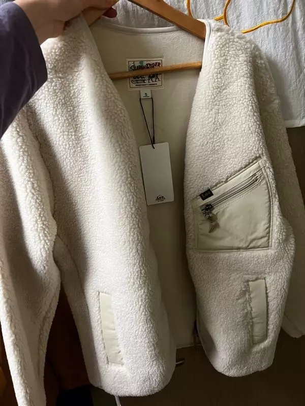 사이즈 딱 좋아용 미듐해도 젛을 것 같긴해요 잘 입을것같아요