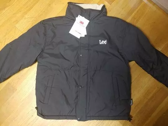 중3 남자아이 사줬어요. 리버시블이고 안쪽 색이 베이지라 우중충해보이지 않아요. 예뻐