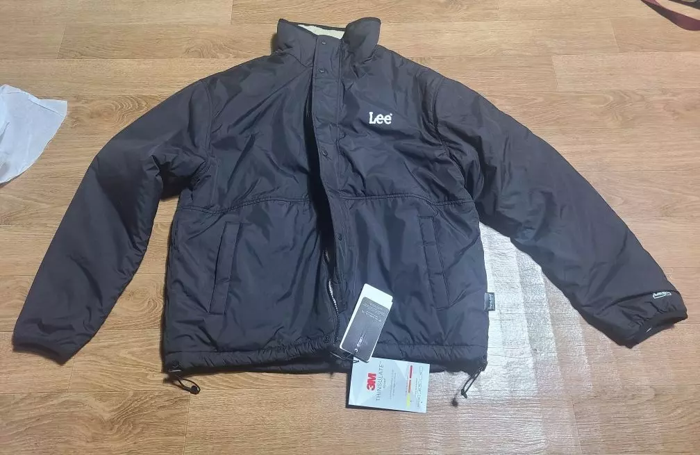 리버시블이라 두가지  옷을 산듯한 기분을 낼 수 있을거 같아요. 마침 세일가로 판매하