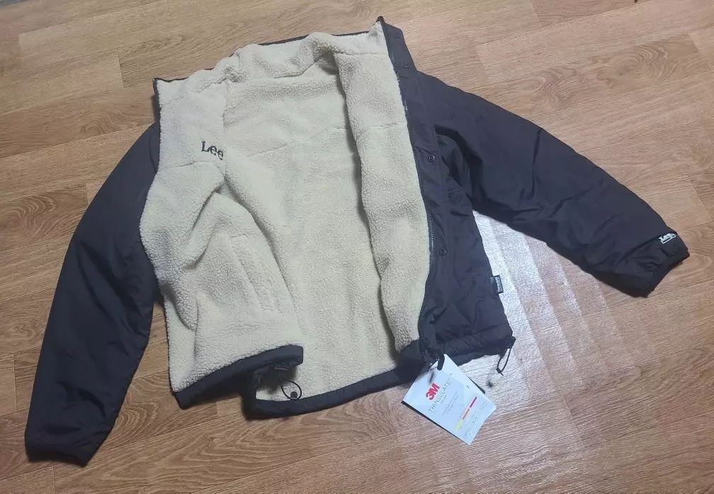 리버시블이라 두가지  옷을 산듯한 기분을 낼 수 있을거 같아요. 마침 세일가로 판매하