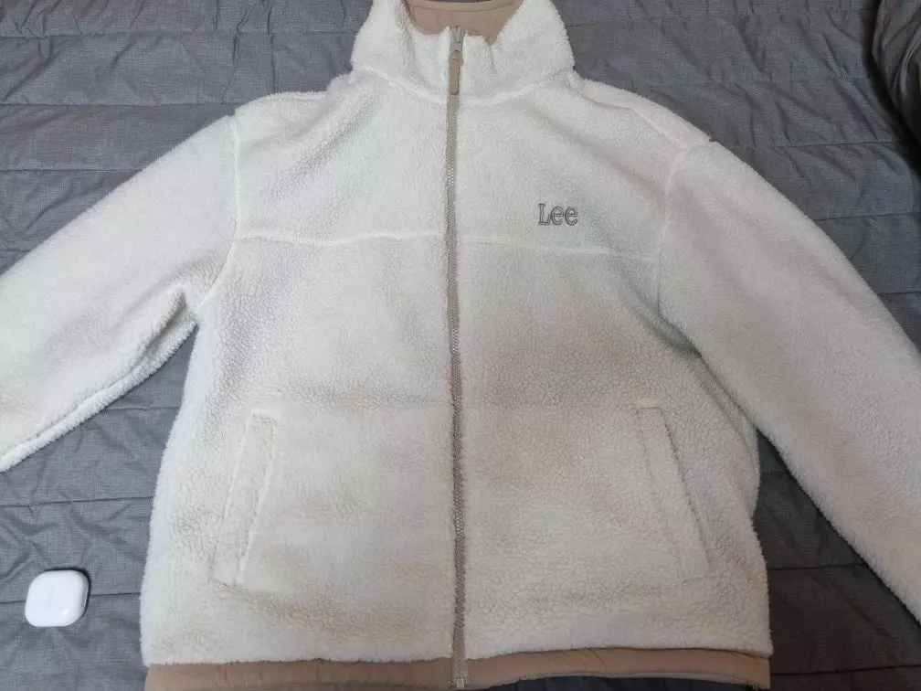 추울때는 뽀글이부분을 밖으로 해서 입으면 생각보다 따듯하고 추울땐 안에 패딩조끼입
