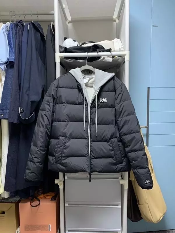 여성분들은 그냥 s로 사세요 키크고 덩치도 이ㅆ능데 안에 후드티 입어도 널널합니다~