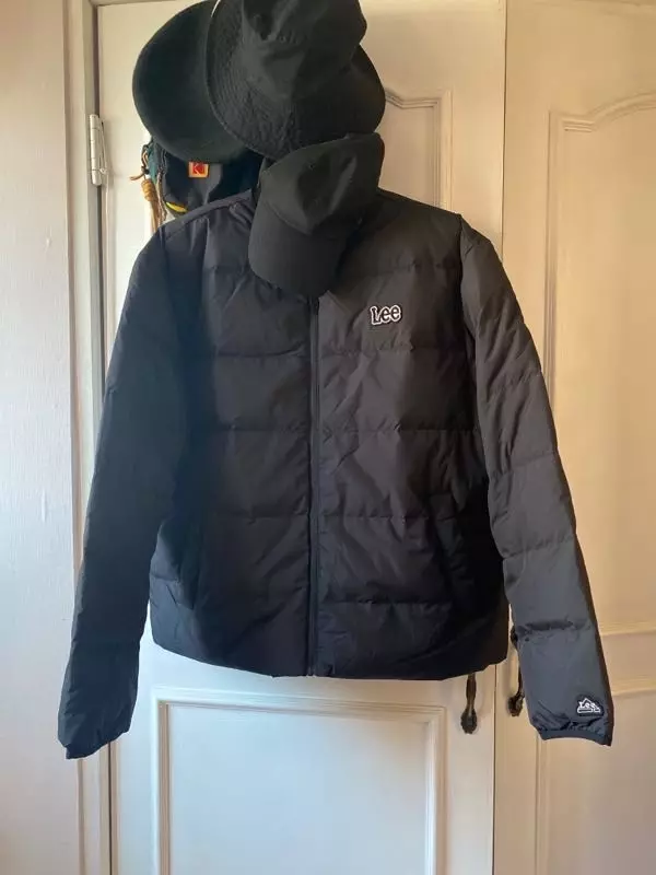 소매가 생각보다 커서 바람이 좀 들어오지맘 품이 이정도면 넉넉하게 입을 수 있어서 좋