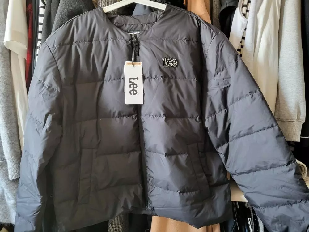 깔끔하고 가벼워서 예쁘네요지금부터 입기에  좋을듯하네요