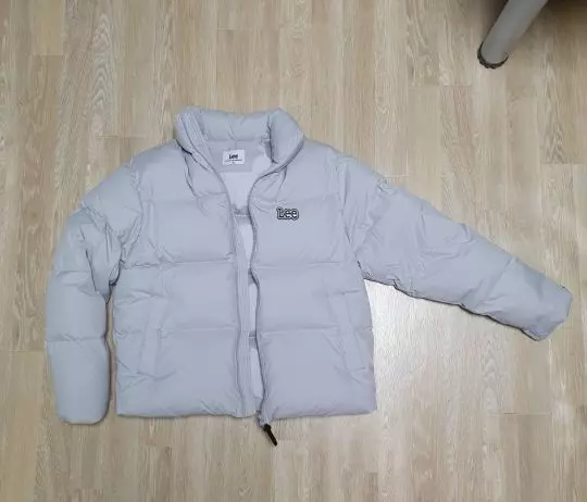 옷 너무 이뻐요!! 그레이색도 제가 생각한 이쁜 그레이색이고 가장 좋은 점은 가벼워서