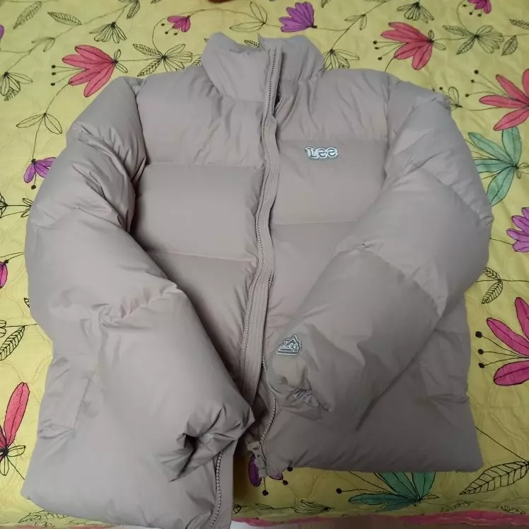 사진만보면 칙칙해보일 수 있는데 실제로는 모델사진처럼 예쁜 베이지색이에요 크기도 