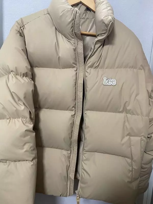 색감은 약간 옅은 황토색이라고 해야하나 진베이지와 연베이지 중간정도 색감이고, 옷은